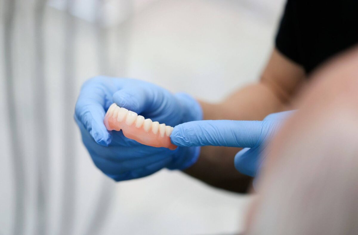 Alle Zähne ziehen lassen und Prothese Was Sie wissen müssen